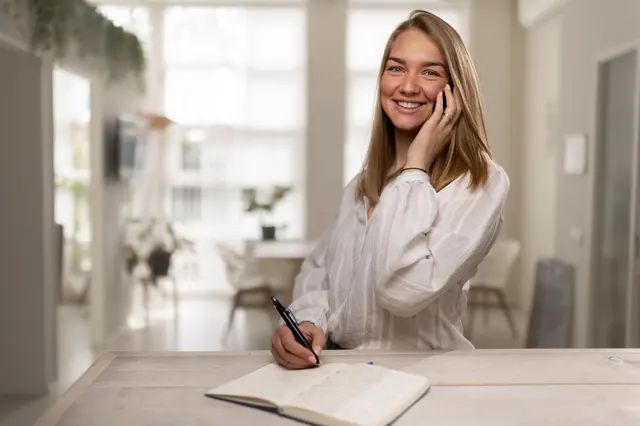 Medewerker van TOPCHIRO Ede belt een cliënt om de afspraak in te plannen