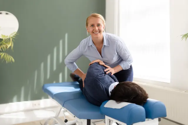 Chiropractor onderzoekt een cliënt tijdens de intake bij TOPCHIRO Ede