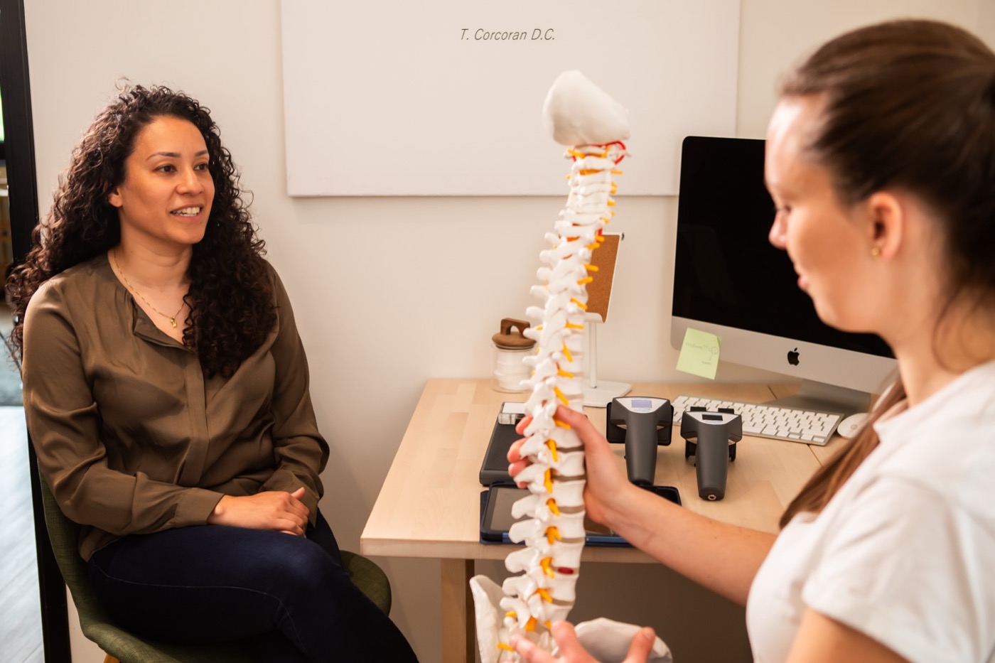 Chiropractor legt met een wervelkolommodel uit wat de scan laat zien bij TOPCHIRO Ede
